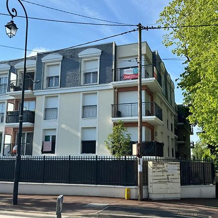 2 Pieces Standing Entre Disneyland Et Paris Neuilly-Plaisance Buitenkant foto