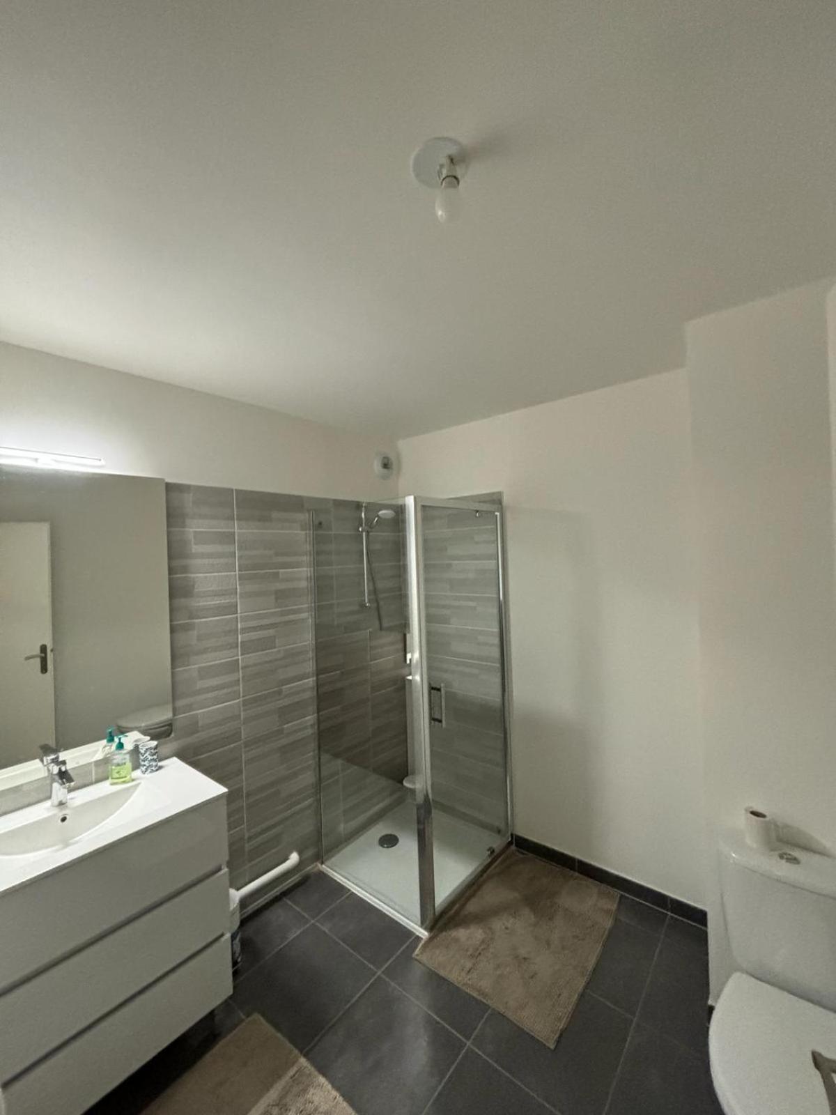2 Pieces Standing Entre Disneyland Et Paris Neuilly-Plaisance Buitenkant foto