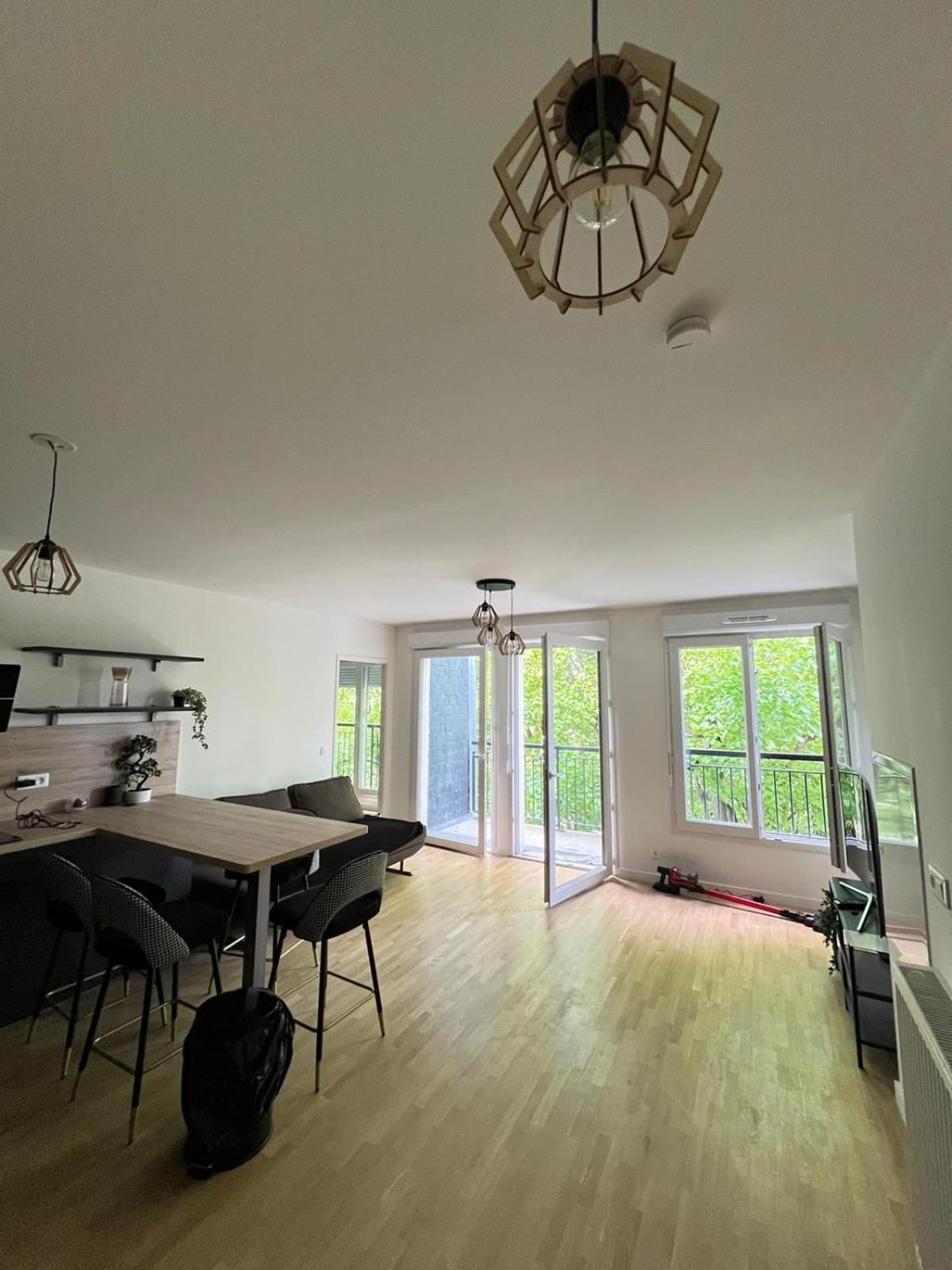 2 Pieces Standing Entre Disneyland Et Paris Neuilly-Plaisance Buitenkant foto