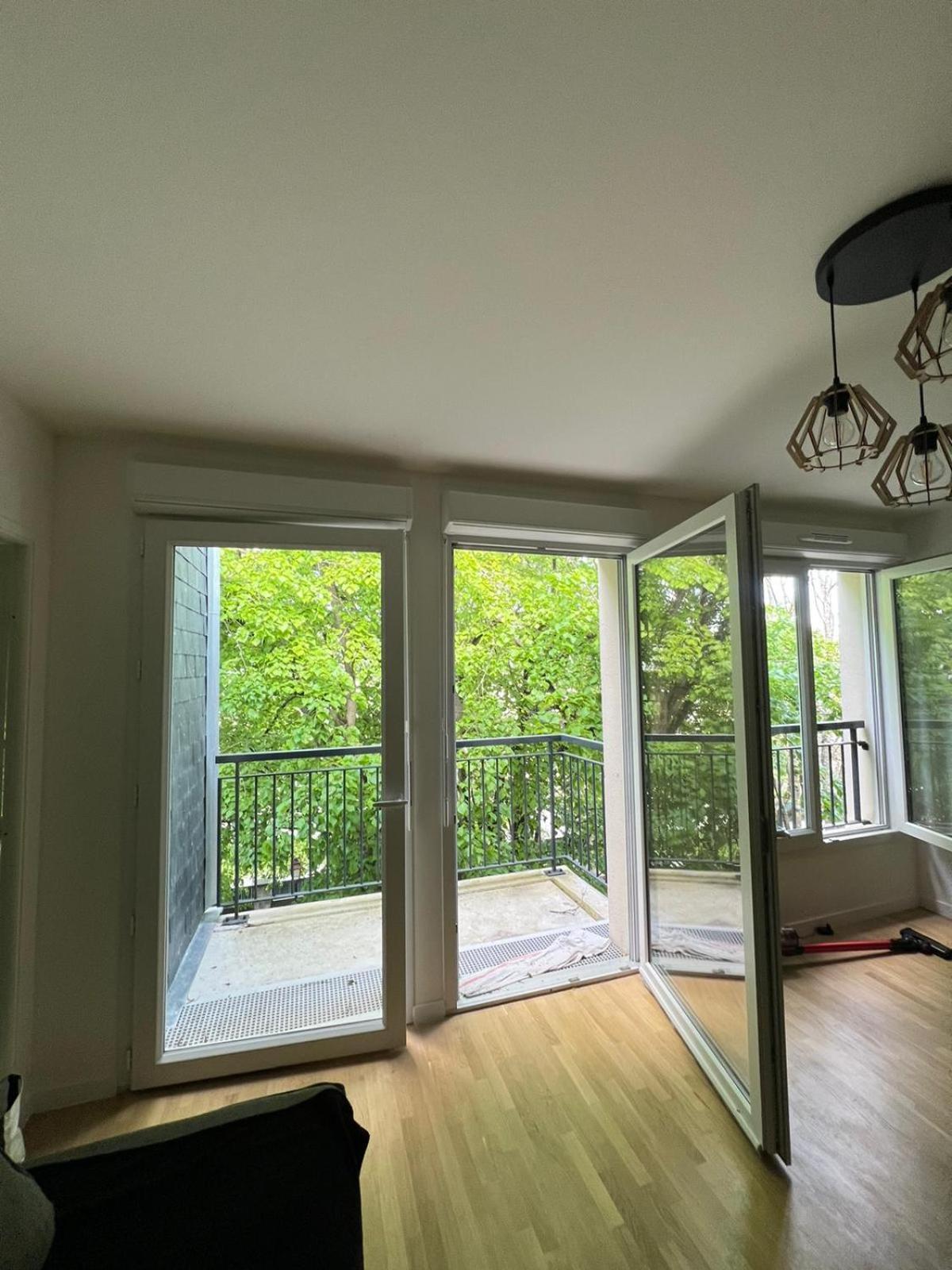 2 Pieces Standing Entre Disneyland Et Paris Neuilly-Plaisance Buitenkant foto